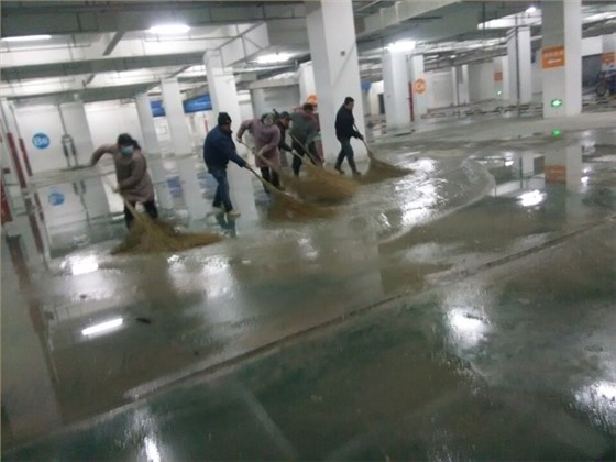 驾驶式扫地车在地下停车场的应用 驾驶式扫地车在地下停车场的应用