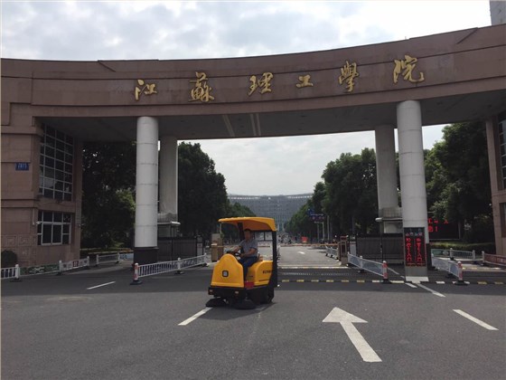 学校塑胶跑道可以使用驾驶式扫地机吗 学校塑胶跑道可以使用驾驶式扫地机吗