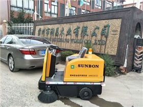驾驶式扫地机在地板类板材工厂的应用 驾驶式扫地机在地板类板材工厂的应用