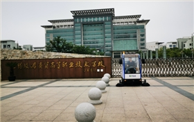 一款适合学校使用的驾驶式扫地机 一款适合学校使用的驾驶式扫地机