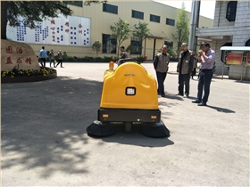 小型电动扫地机进驻云南某工贸公司