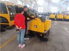 驾驶式电动扫地车 驾驶式电动扫地车