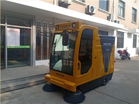 电动扫地车2000B在无锡滨湖区正式上岗