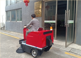 山东青岛某客户咨询定购驾驶式电动扫车