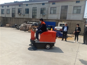 镇江客户来公司试扫1200驾驶式电动扫地车