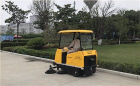 适合公园落叶清扫的电动扫地车