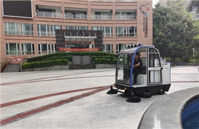 深圳某物业公司引进小区扫地车进行保洁