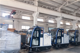 圣倍诺员工高温下加班赶制全封闭电动扫地车 圣倍诺员工高温下加班赶制全封闭电动扫地车