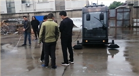 扬州某学校客户来厂考察亲自体验2000AW雾炮电动扫地机