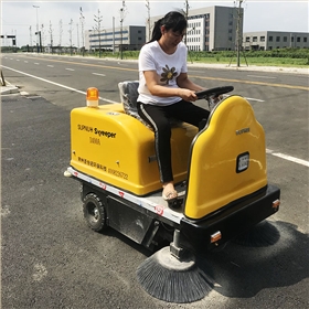 电瓶驾驶式扫地机