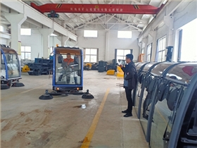 常州某家具企业来厂考察体验电动清扫车