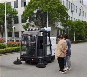 2000AW电动清扫车在无锡江阴某产业园的应用案例