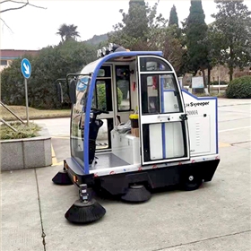 小型道路扫地车