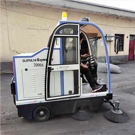 小型道路扫地车