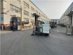 圣倍诺2000AW工业清扫车进驻无锡某科技公司