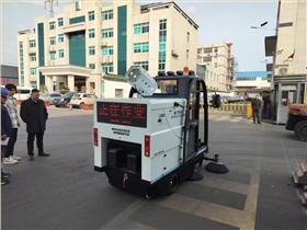 圣倍诺2000AW工业清扫车进驻无锡某科技公司。