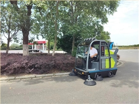 使用电动扫地车和道路养护清扫车的好处