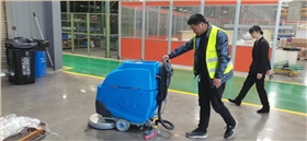 工厂小型洗地机是一种非常实用的清洁设备