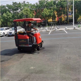 使用小型驾驶电动扫地车是环保经济的选择