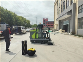 小型垃圾扫地车