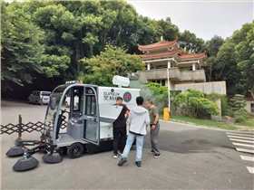 电动路面清扫车