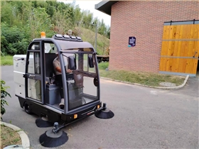 学校用扫地机的重要性