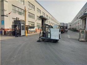小型驾驶式扫地机就成了库房车间清洁的得力助手