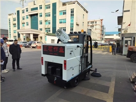 小巧灵活的小型环卫清扫车，解决狭窄区域难题