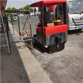 小型道路清扫车的价格及优缺点揭秘