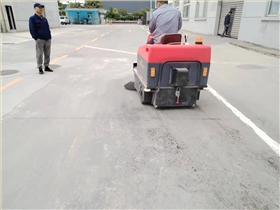  全封闭清扫车：城市清洁的新革命