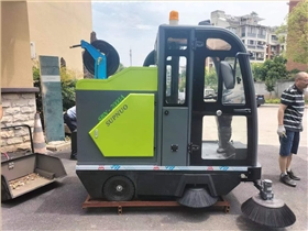 路面清扫车