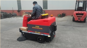 驾驶清扫车