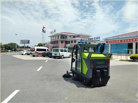 驾驶式扫地车是你不可忽视的清洁神器
