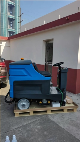 提升效率与清洁力：探索商业驾驶式洗地机的优势与应用