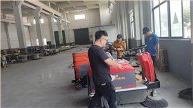 在当今快节奏的商业环境中商业驾驶式洗地机作为一种高效的清洁工具，正在被广泛应用