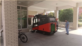 现代化商业场所必备：高效的驾驶式扫地车