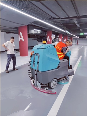 驾驶式洗地机：多行业应用与市场保护