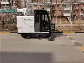 小型驾驶清扫机