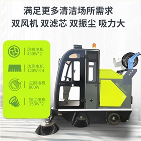  驾驶小型清扫车