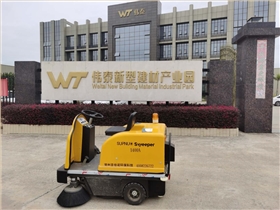 广东某新型建材产业园使用圣倍诺1400电动扫地车