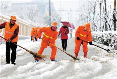 环卫工师傅铲雪