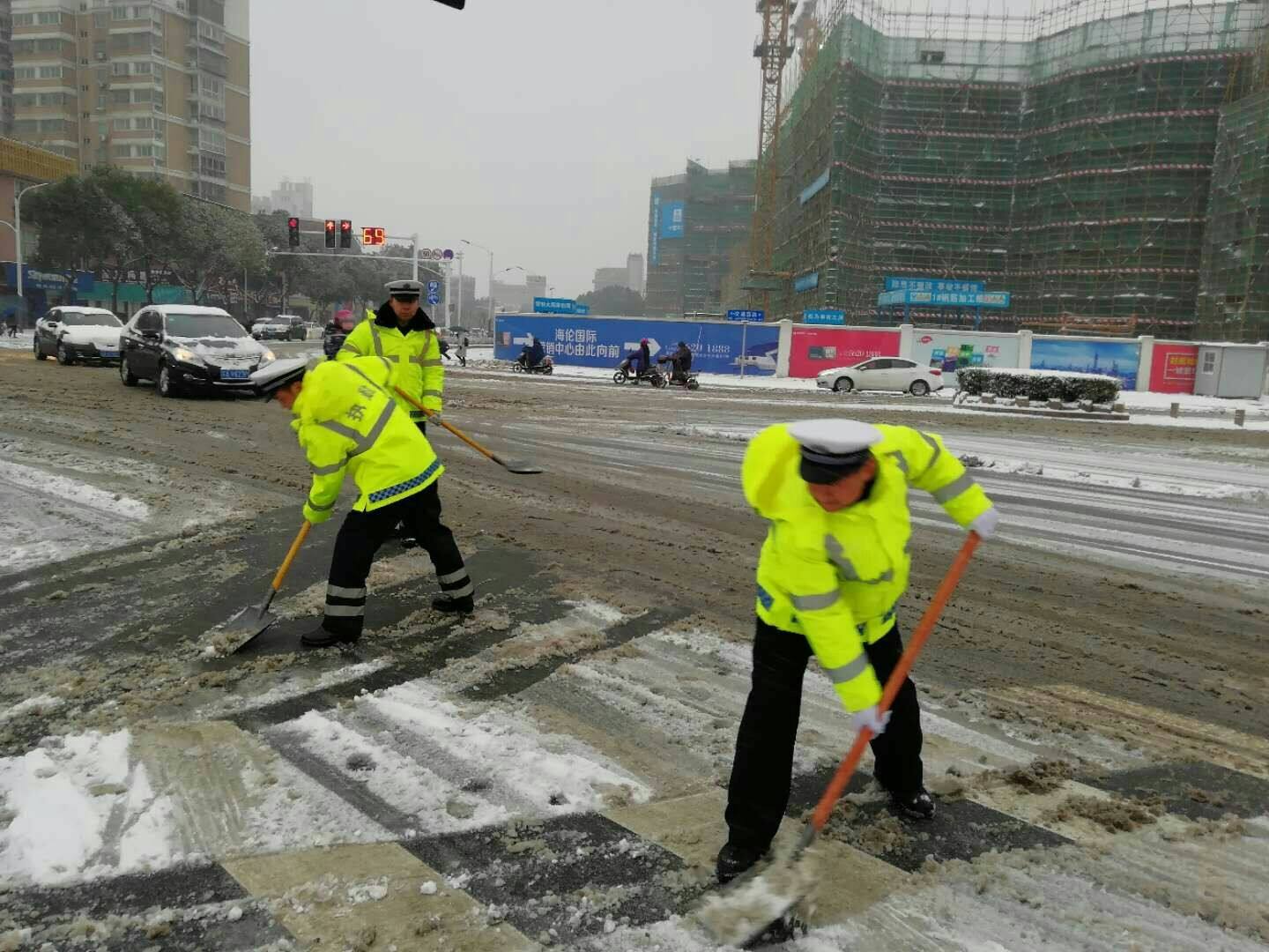 交警铲雪