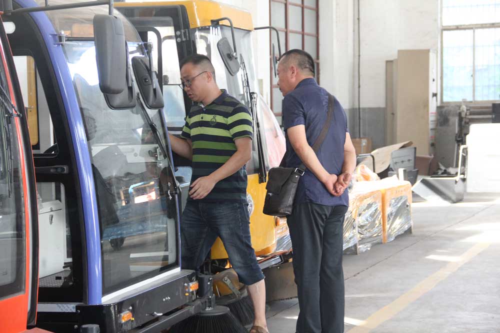 辽宁客户参观工厂并购买电动扫地机2000A 