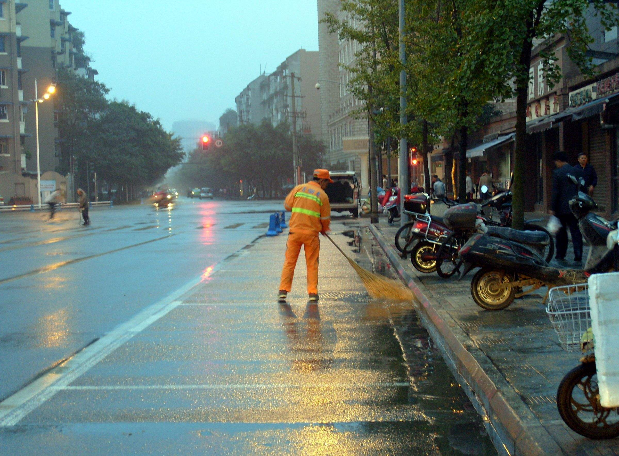 圣倍诺电动驾驶式扫地车，城市清洁的“守护者”