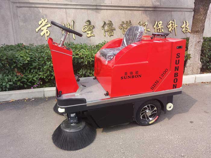 驾驶式扫地机成为城市保洁发展新方向