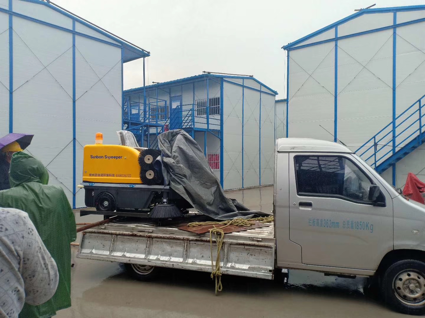 小型扫地车进驻中亿丰建设集团 小型扫地车进驻中亿丰建设集团