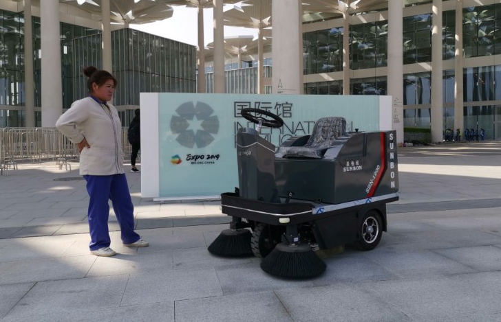 小型电动扫地车走进2019北京世园会