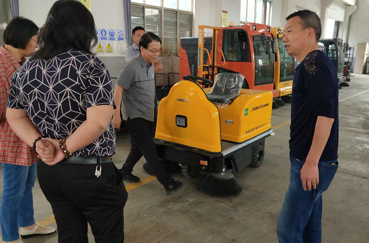 水泥厂路面清洁交给电动清扫车