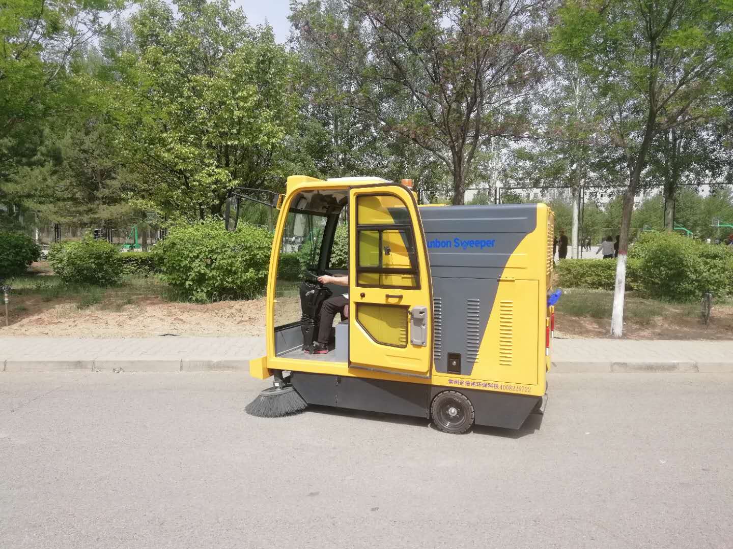 大型电动清扫车更适合城市路段清扫工作