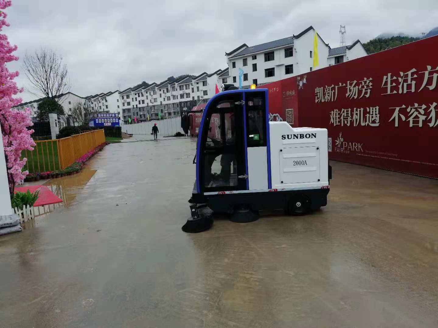 河北邢台某房产公司采购圣倍诺2000A电动扫地车